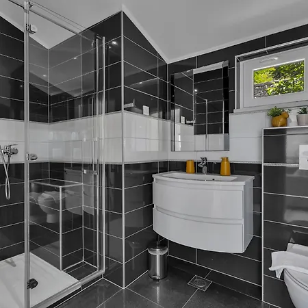 Stonehouse * Makarska