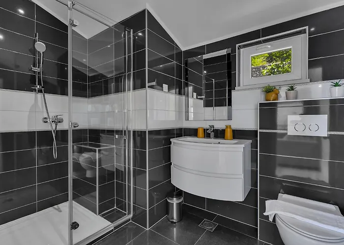 Stonehouse * 马卡尔斯卡