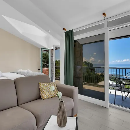 Stonehouse Villa *