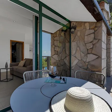 Stonehouse Villa *